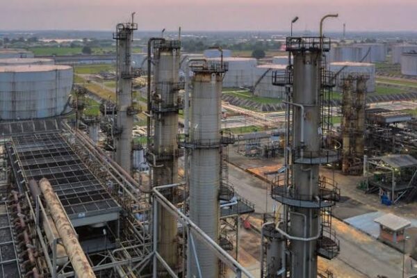 Dangote Refinery Reach Agreement with IPMAN as Petrol Price Drops to N935